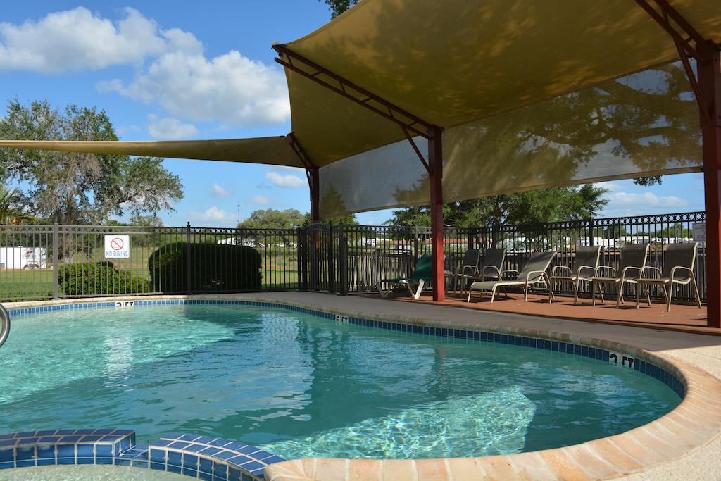 Executive Inn & Suites Cuero Buitenkant foto